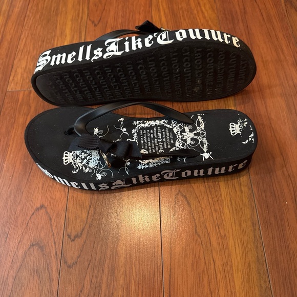 Juicy Couture Black and White Flip Flops - Picture 2 of 4